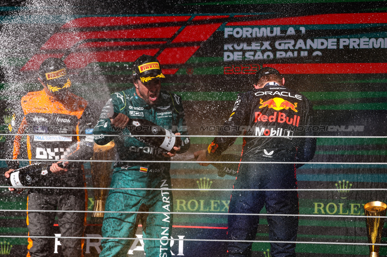 GP BRASILE, Max Verstappen (NLD), Red Bull Racing Lando Norris (GBR), McLaren F1 Team Fernando Alonso (ESP), Aston Martin Racing 
05.11.2023. Formula 1 World Championship, Rd 21, Brazilian Grand Prix, Sao Paulo, Brazil, Gara Day.
- www.xpbimages.com, EMail: requests@xpbimages.com © Copyright: Charniaux / XPB Images
