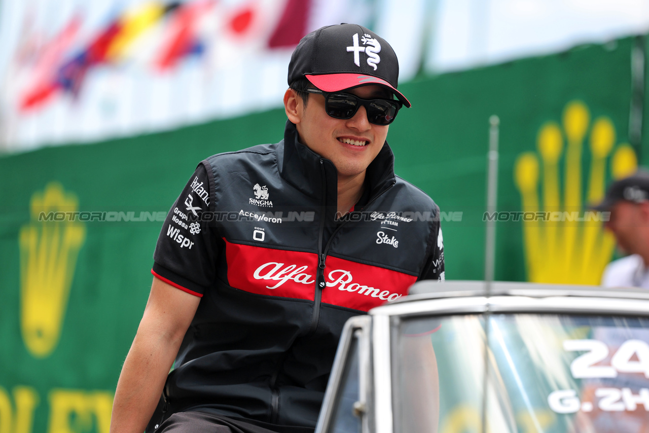 GP BRASILE, Zhou Guanyu (CHN) Alfa Romeo F1 Team on the drivers' parade.

05.11.2023. Formula 1 World Championship, Rd 21, Brazilian Grand Prix, Sao Paulo, Brazil, Gara Day.

- www.xpbimages.com, EMail: requests@xpbimages.com © Copyright: Staley / XPB Images