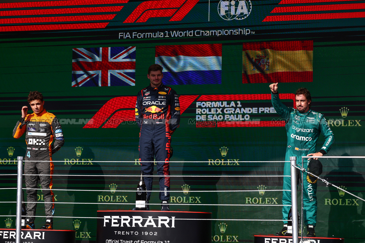 GP BRASILE, Lando Norris (GBR), McLaren F1 Team Max Verstappen (NLD), Red Bull Racing Fernando Alonso (ESP), Aston Martin Racing 
05.11.2023. Formula 1 World Championship, Rd 21, Brazilian Grand Prix, Sao Paulo, Brazil, Gara Day.
- www.xpbimages.com, EMail: requests@xpbimages.com © Copyright: Charniaux / XPB Images