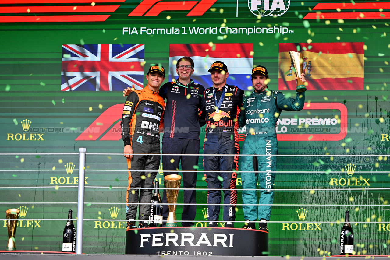 GP BRASILE, The podium (L to R): Lando Norris (GBR) McLaren, second; Jeff Calam (GBR) Red Bull Racing Senior Projects Engineer; Max Verstappen (NLD) Red Bull Racing, vincitore; Fernando Alonso (ESP) Aston Martin F1 Team, third.

05.11.2023. Formula 1 World Championship, Rd 21, Brazilian Grand Prix, Sao Paulo, Brazil, Gara Day.

- www.xpbimages.com, EMail: requests@xpbimages.com © Copyright: Price / XPB Images