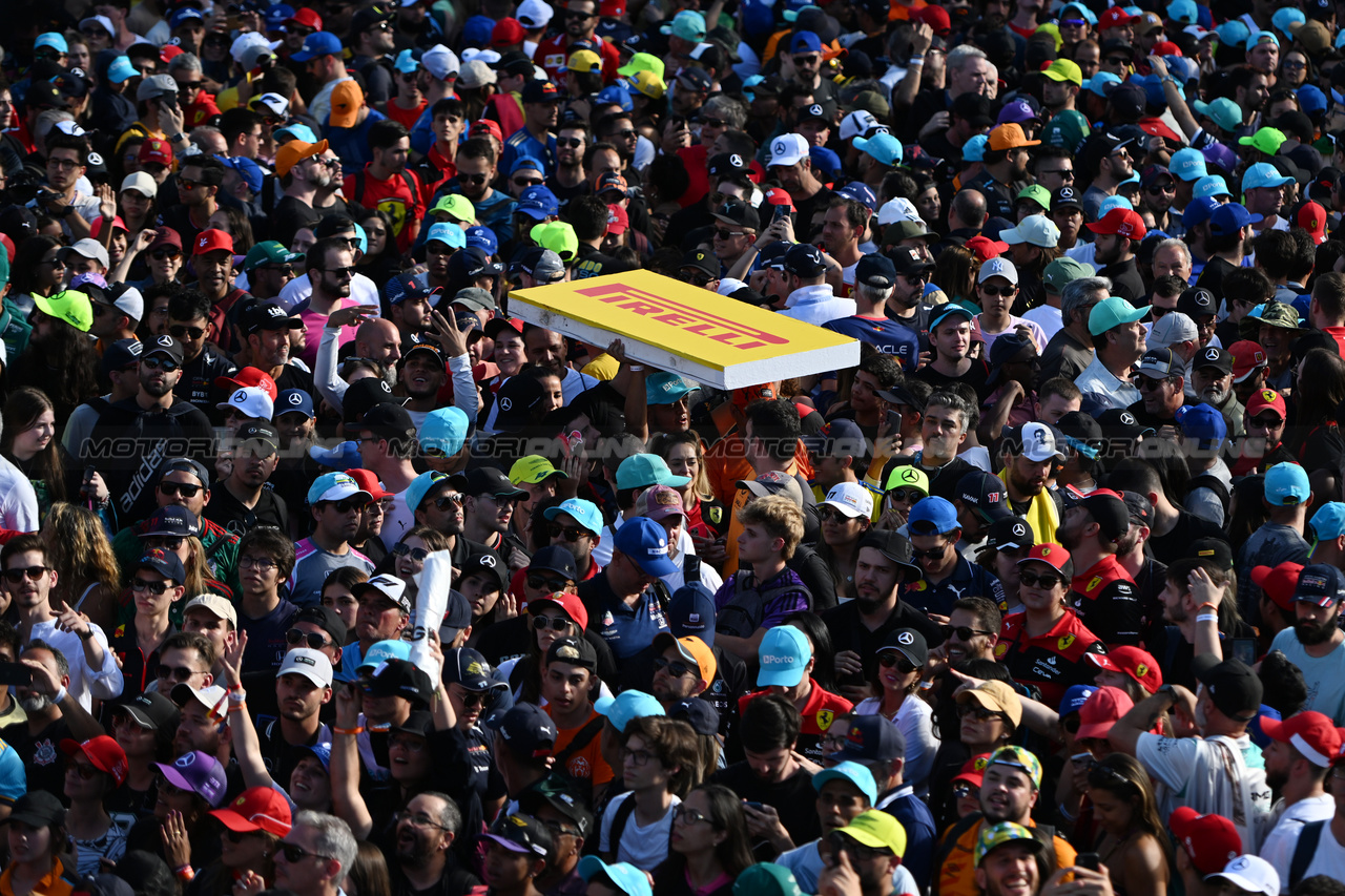 GP BRASILE, Circuit Atmosfera - fans at the podium.

05.11.2023. Formula 1 World Championship, Rd 21, Brazilian Grand Prix, Sao Paulo, Brazil, Gara Day.

- www.xpbimages.com, EMail: requests@xpbimages.com © Copyright: Price / XPB Images