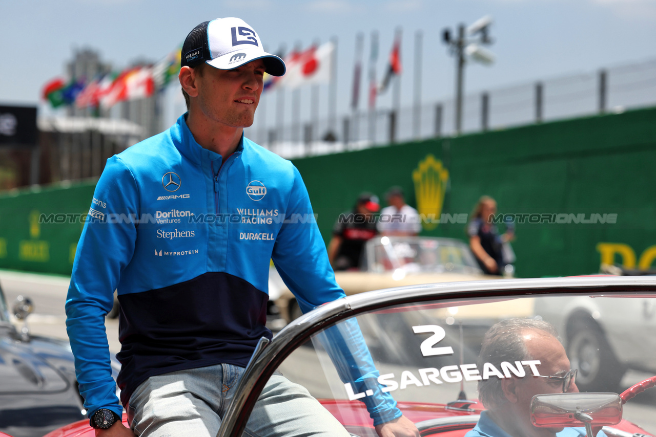 GP BRASILE, Logan Sargeant (USA) Williams Racing on the drivers' parade.

05.11.2023. Formula 1 World Championship, Rd 21, Brazilian Grand Prix, Sao Paulo, Brazil, Gara Day.

- www.xpbimages.com, EMail: requests@xpbimages.com © Copyright: Staley / XPB Images
