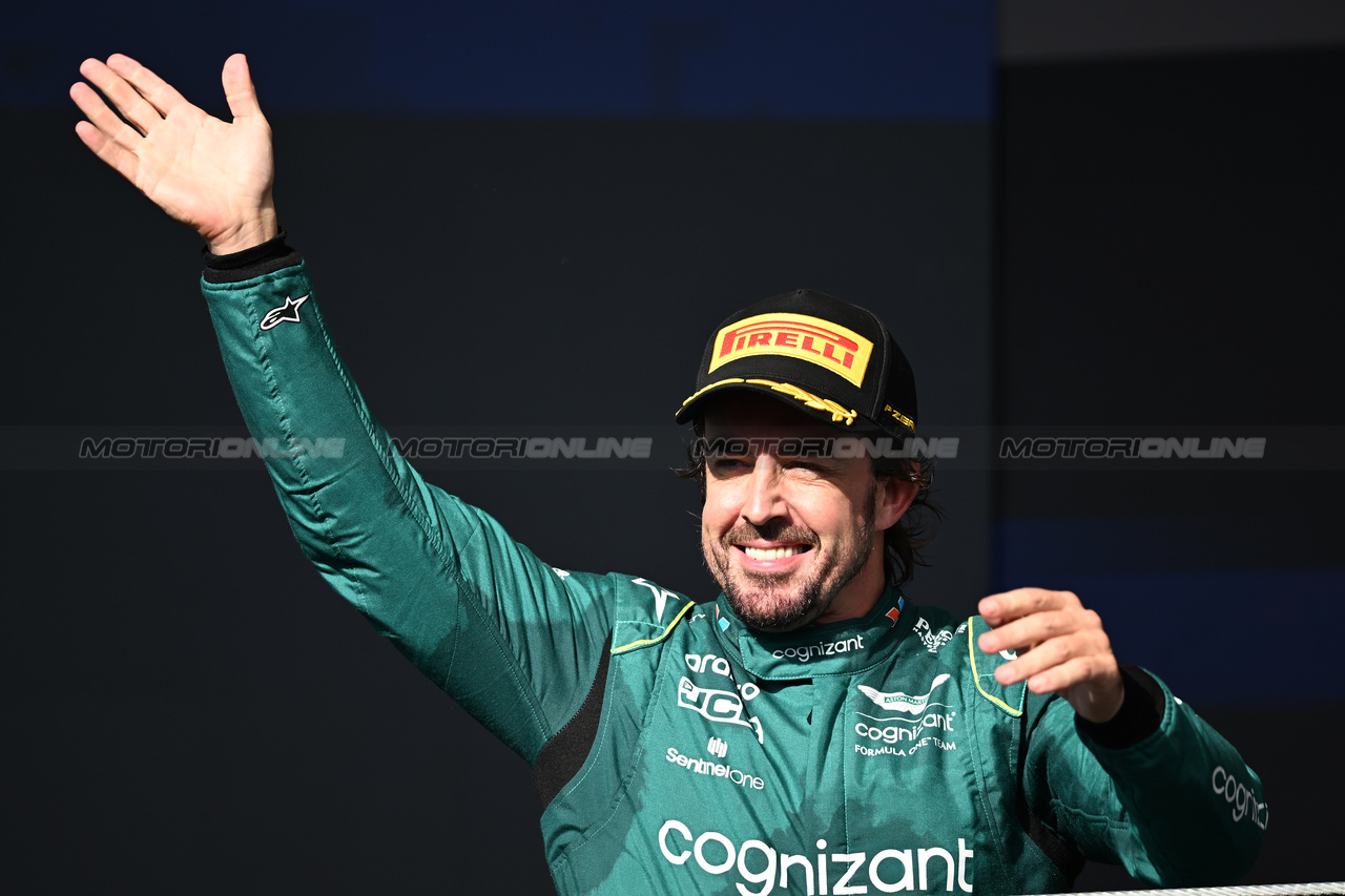 GP BRASILE, Fernando Alonso (ESP) Aston Martin F1 Team celebrates his third position on the podium.

05.11.2023. Formula 1 World Championship, Rd 21, Brazilian Grand Prix, Sao Paulo, Brazil, Gara Day.

- www.xpbimages.com, EMail: requests@xpbimages.com © Copyright: Price / XPB Images