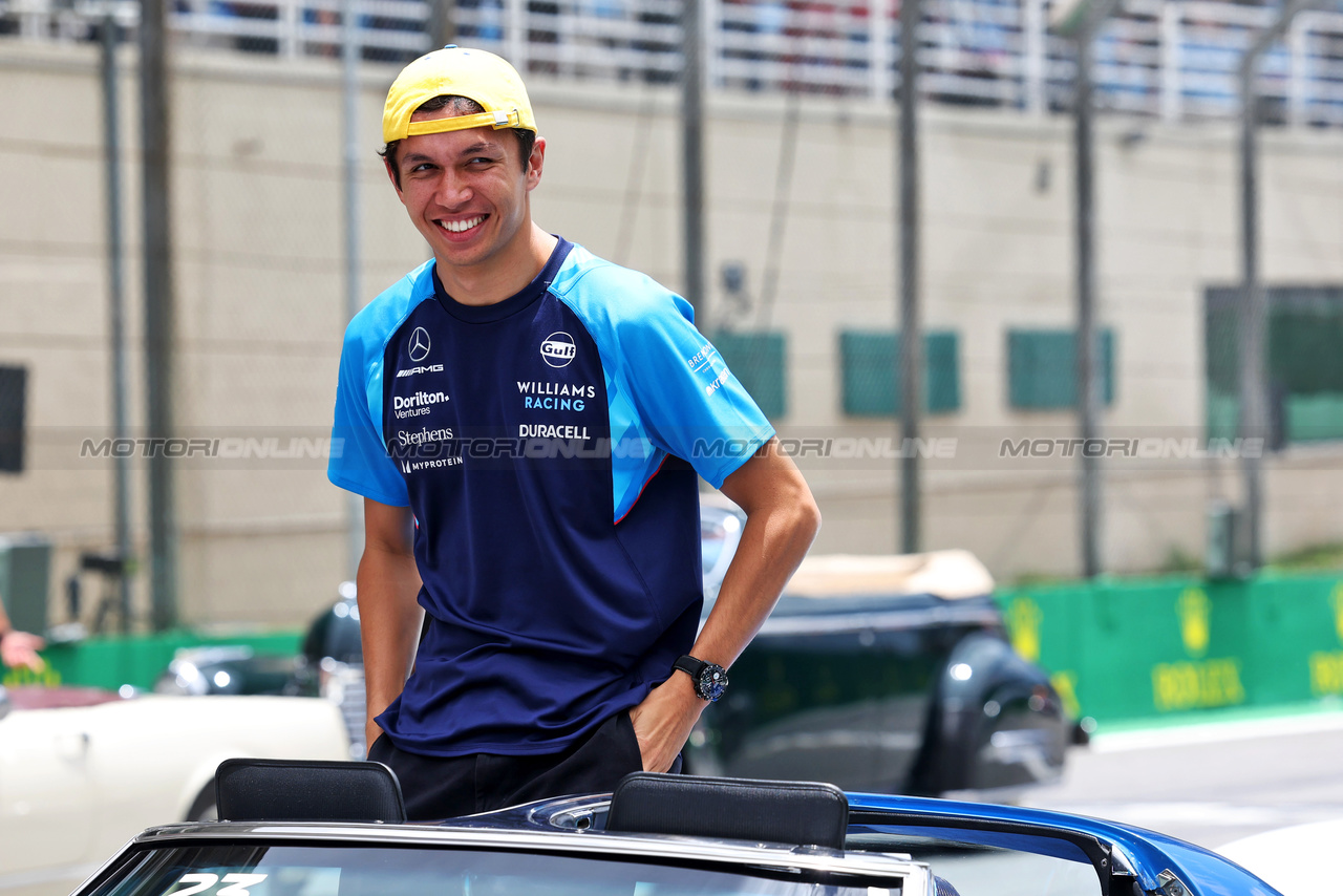 GP BRASILE, Alexander Albon (THA) Williams Racing on the drivers' parade.

05.11.2023. Formula 1 World Championship, Rd 21, Brazilian Grand Prix, Sao Paulo, Brazil, Gara Day.

- www.xpbimages.com, EMail: requests@xpbimages.com © Copyright: Staley / XPB Images