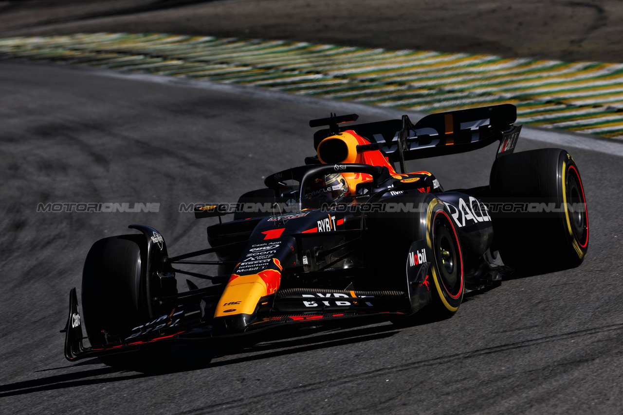 GP BRASILE, Max Verstappen (NLD) Red Bull Racing RB19.

05.11.2023. Formula 1 World Championship, Rd 21, Brazilian Grand Prix, Sao Paulo, Brazil, Gara Day.

- www.xpbimages.com, EMail: requests@xpbimages.com © Copyright: Staley / XPB Images
