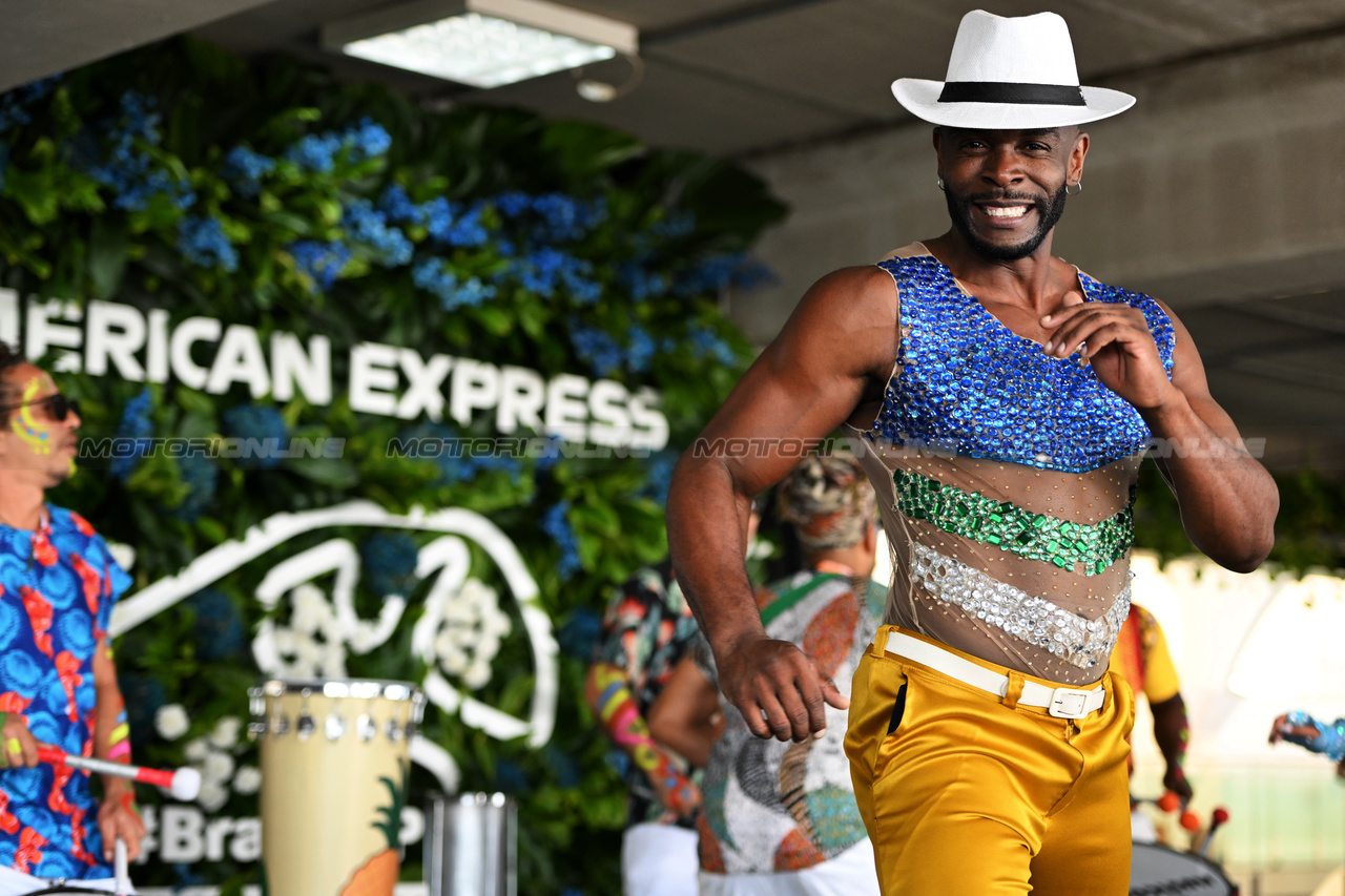 GP BRASILE, Paddock Atmosfera - dancer.

05.11.2023. Formula 1 World Championship, Rd 21, Brazilian Grand Prix, Sao Paulo, Brazil, Gara Day.

- www.xpbimages.com, EMail: requests@xpbimages.com © Copyright: Price / XPB Images