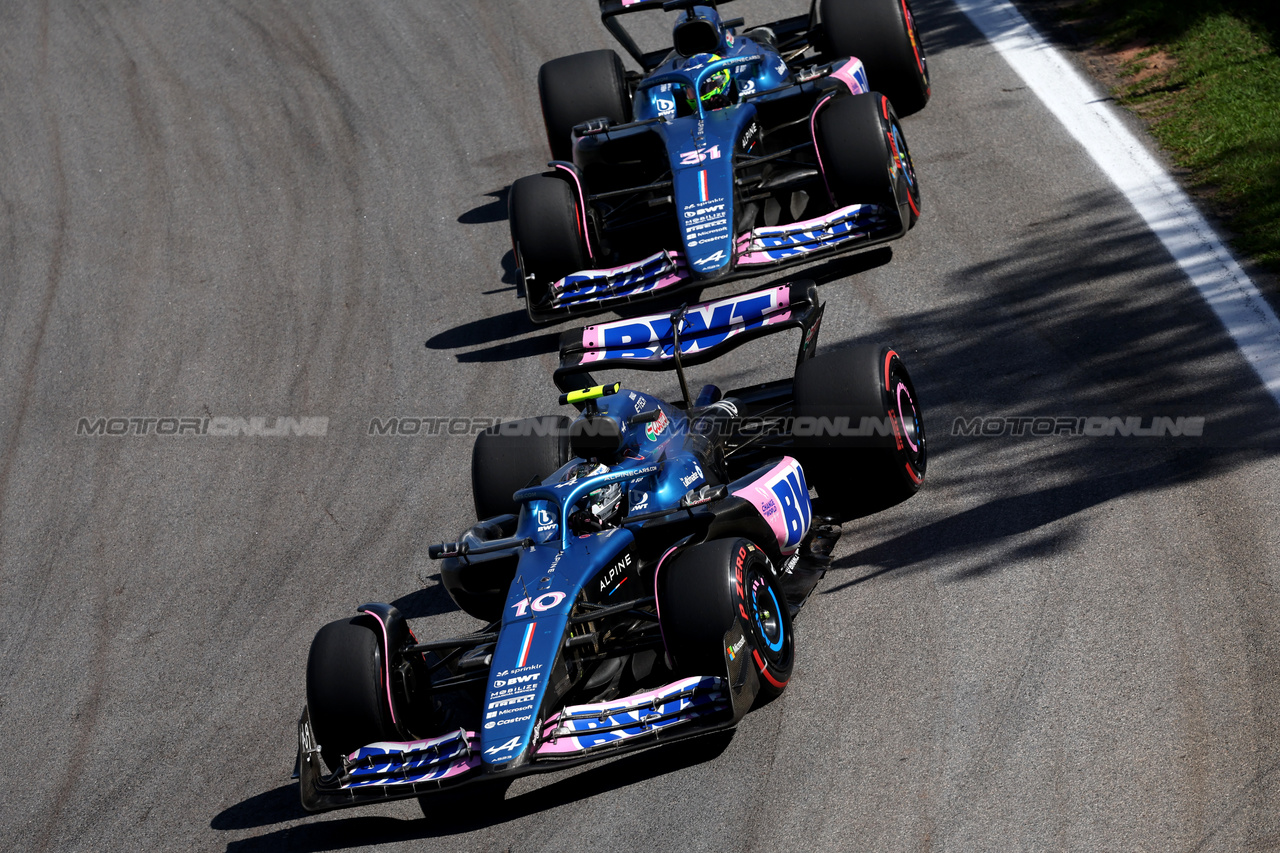 GP BRASILE, Pierre Gasly (FRA) Alpine F1 Team A523 e Esteban Ocon (FRA) Alpine F1 Team A523.

05.11.2023. Formula 1 World Championship, Rd 21, Brazilian Grand Prix, Sao Paulo, Brazil, Gara Day.

- www.xpbimages.com, EMail: requests@xpbimages.com © Copyright: Staley / XPB Images
