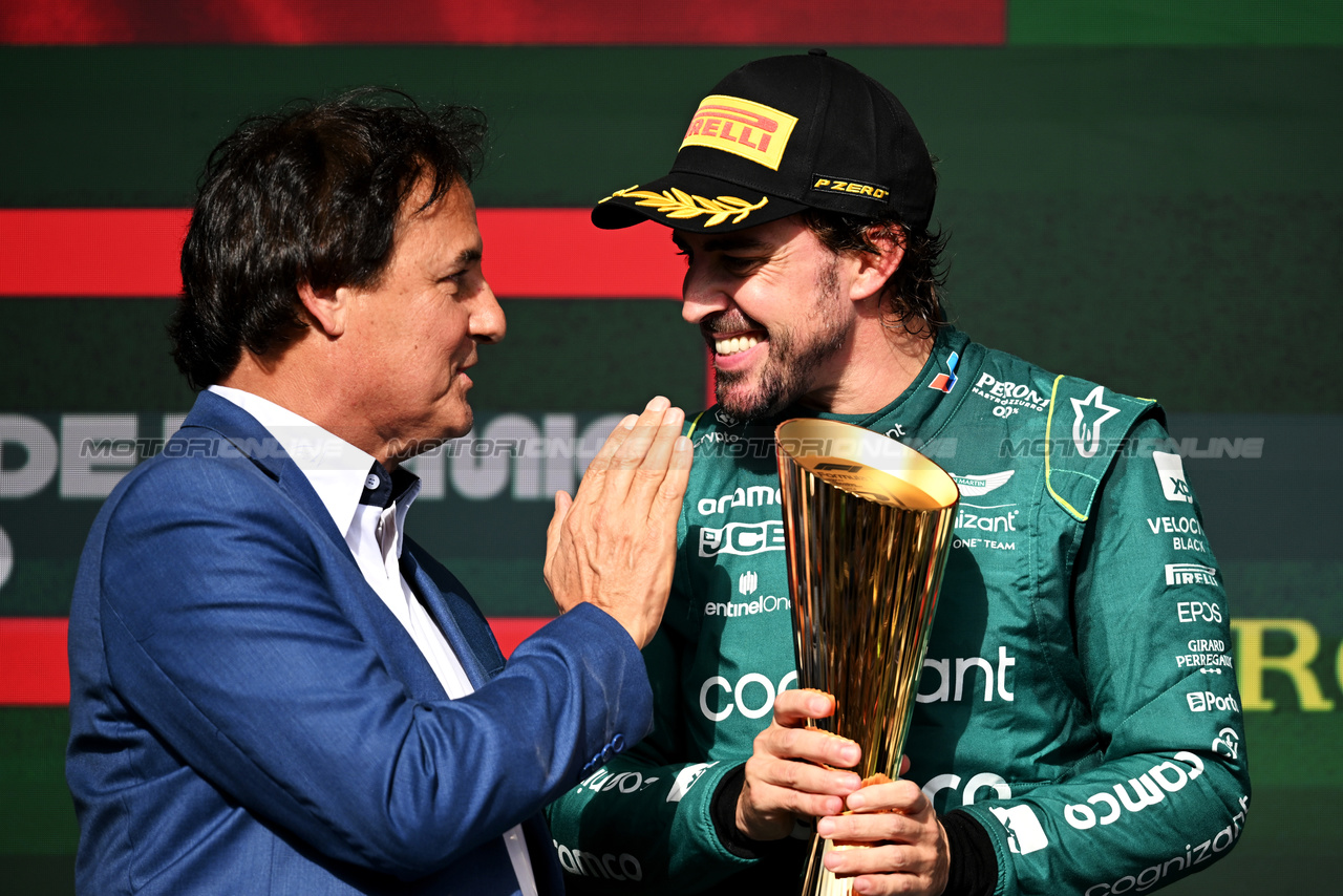 GP BRASILE, Fernando Alonso (ESP) Aston Martin F1 Team celebrates his third position on the podium.

05.11.2023. Formula 1 World Championship, Rd 21, Brazilian Grand Prix, Sao Paulo, Brazil, Gara Day.

- www.xpbimages.com, EMail: requests@xpbimages.com © Copyright: Price / XPB Images