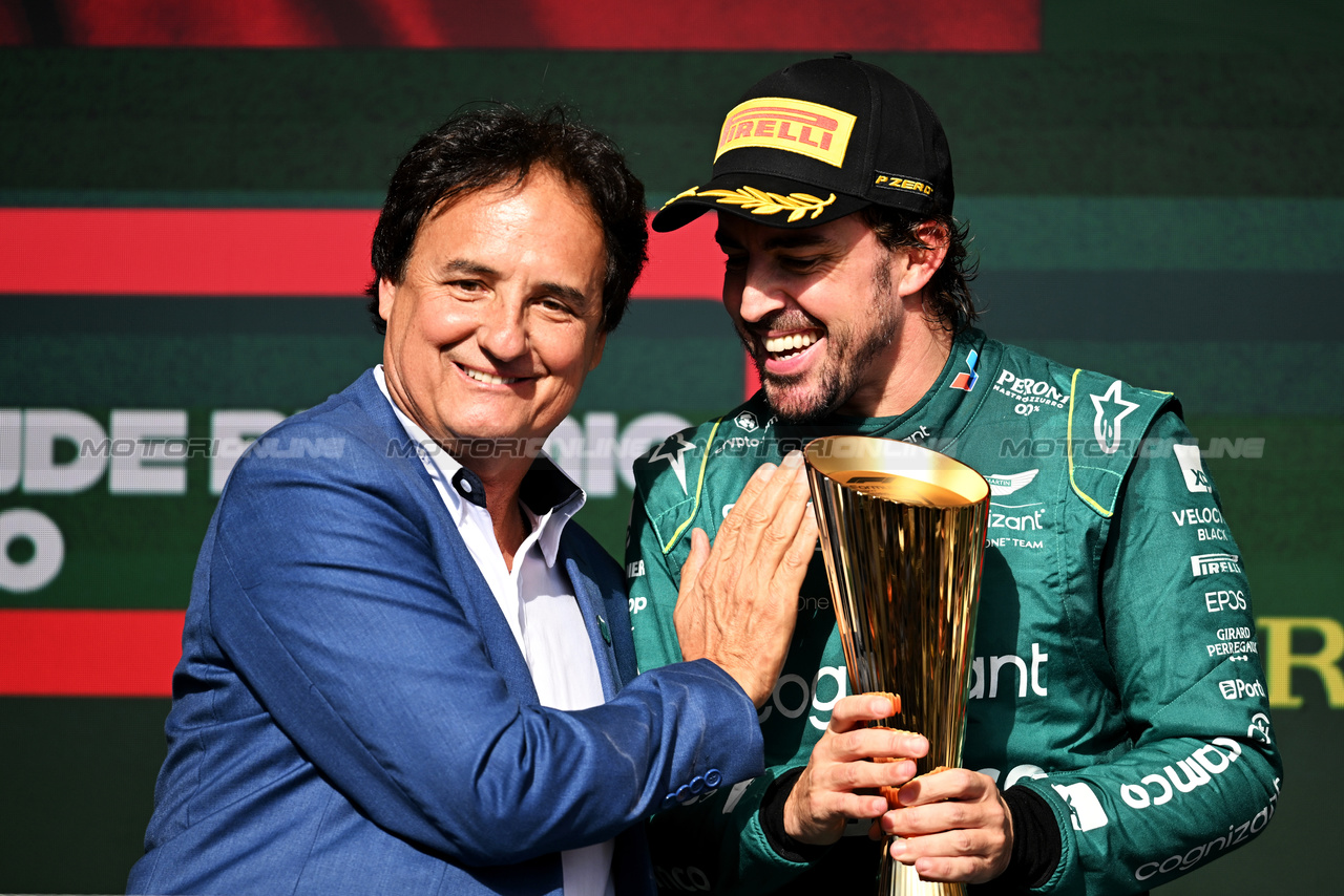 GP BRASILE, Fernando Alonso (ESP) Aston Martin F1 Team celebrates his third position on the podium.

05.11.2023. Formula 1 World Championship, Rd 21, Brazilian Grand Prix, Sao Paulo, Brazil, Gara Day.

- www.xpbimages.com, EMail: requests@xpbimages.com © Copyright: Price / XPB Images