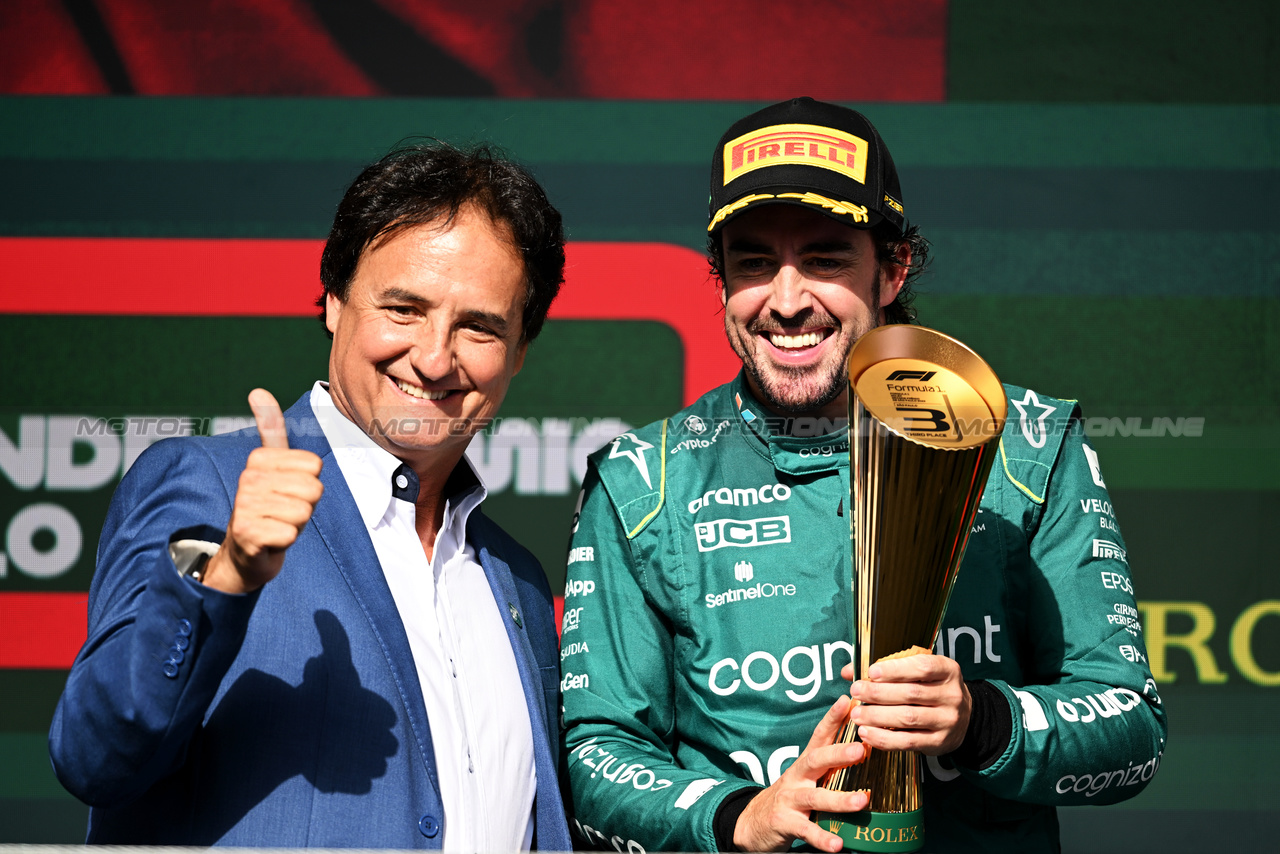 GP BRASILE, Fernando Alonso (ESP) Aston Martin F1 Team celebrates his third position on the podium.

05.11.2023. Formula 1 World Championship, Rd 21, Brazilian Grand Prix, Sao Paulo, Brazil, Gara Day.

- www.xpbimages.com, EMail: requests@xpbimages.com © Copyright: Price / XPB Images