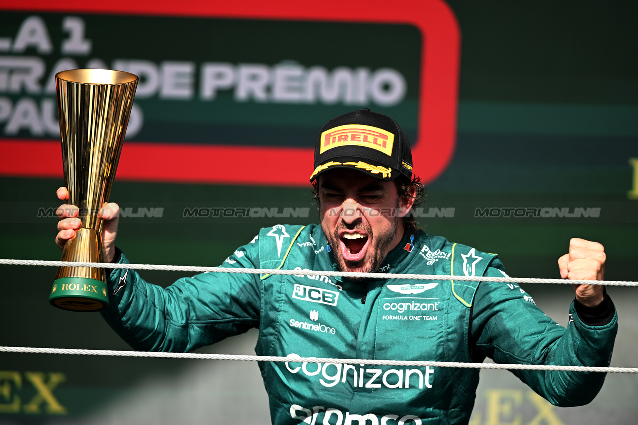 GP BRASILE, Fernando Alonso (ESP) Aston Martin F1 Team celebrates his third position on the podium.

05.11.2023. Formula 1 World Championship, Rd 21, Brazilian Grand Prix, Sao Paulo, Brazil, Gara Day.

- www.xpbimages.com, EMail: requests@xpbimages.com © Copyright: Price / XPB Images