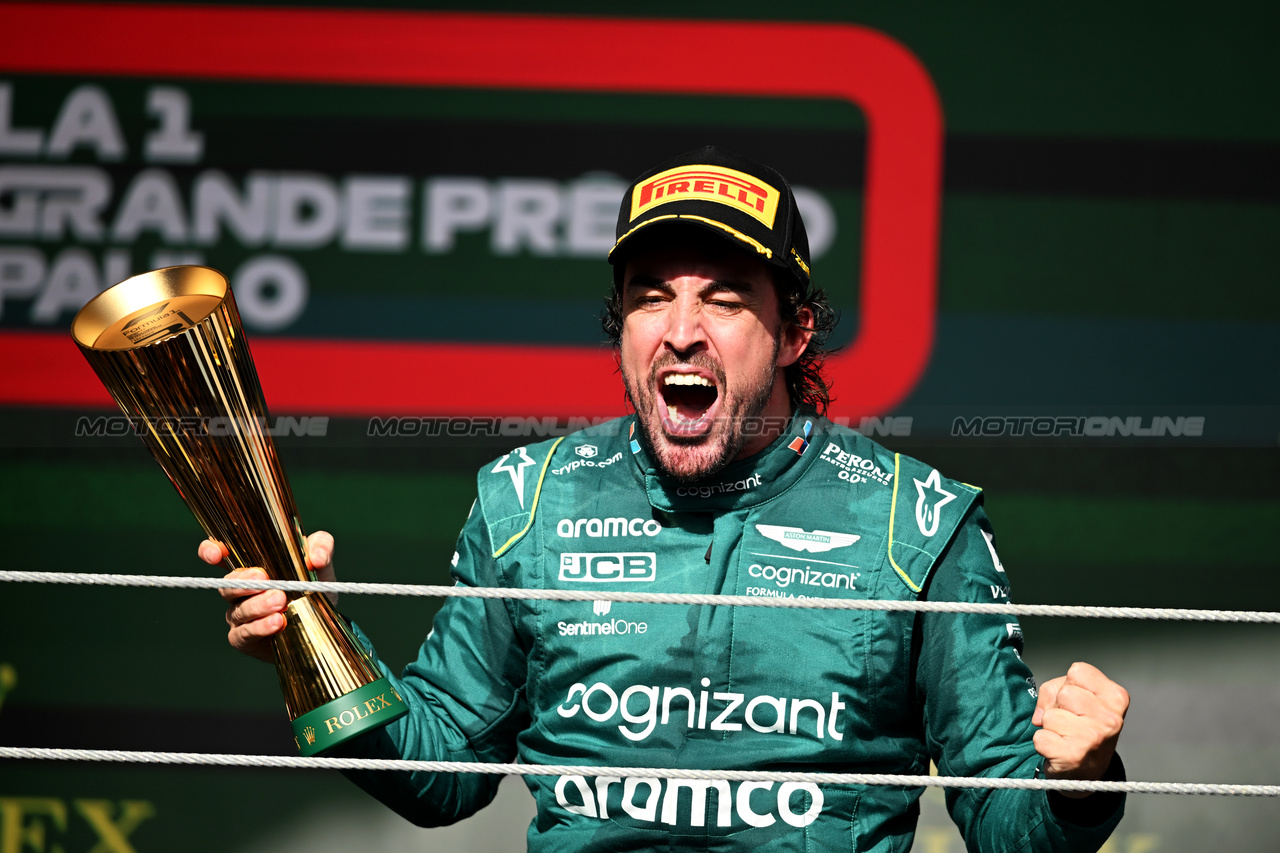 GP BRASILE, Fernando Alonso (ESP) Aston Martin F1 Team celebrates his third position on the podium.

05.11.2023. Formula 1 World Championship, Rd 21, Brazilian Grand Prix, Sao Paulo, Brazil, Gara Day.

- www.xpbimages.com, EMail: requests@xpbimages.com © Copyright: Price / XPB Images
