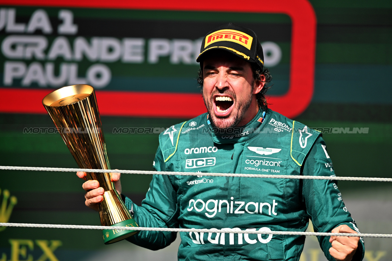 GP BRASILE, Fernando Alonso (ESP) Aston Martin F1 Team celebrates his third position on the podium.

05.11.2023. Formula 1 World Championship, Rd 21, Brazilian Grand Prix, Sao Paulo, Brazil, Gara Day.

- www.xpbimages.com, EMail: requests@xpbimages.com © Copyright: Price / XPB Images