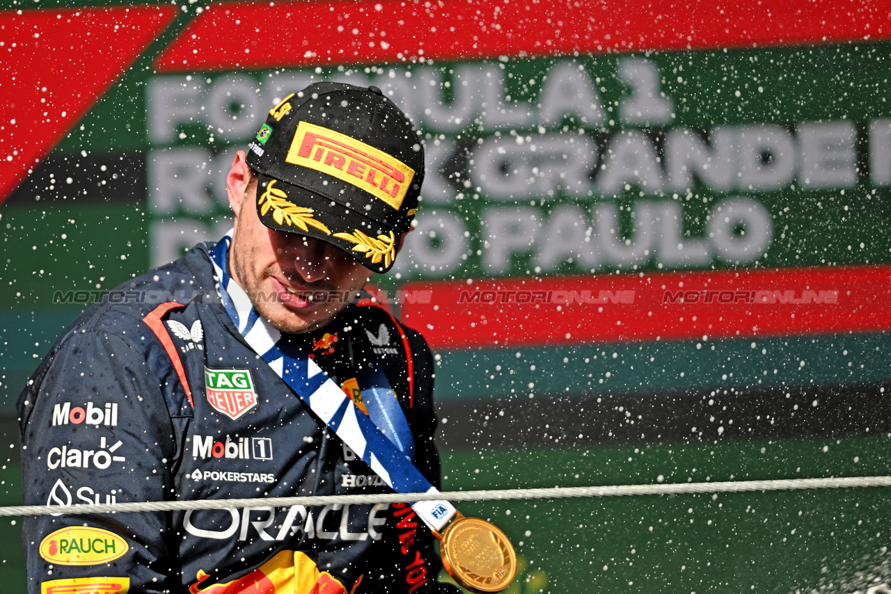 GP BRASILE, Gara winner Max Verstappen (NLD) Red Bull Racing celebrates on the podium.

05.11.2023. Formula 1 World Championship, Rd 21, Brazilian Grand Prix, Sao Paulo, Brazil, Gara Day.

- www.xpbimages.com, EMail: requests@xpbimages.com © Copyright: Price / XPB Images