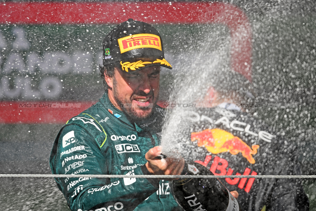GP BRASILE, Fernando Alonso (ESP) Aston Martin F1 Team celebrates his third position on the podium.

05.11.2023. Formula 1 World Championship, Rd 21, Brazilian Grand Prix, Sao Paulo, Brazil, Gara Day.

- www.xpbimages.com, EMail: requests@xpbimages.com © Copyright: Price / XPB Images