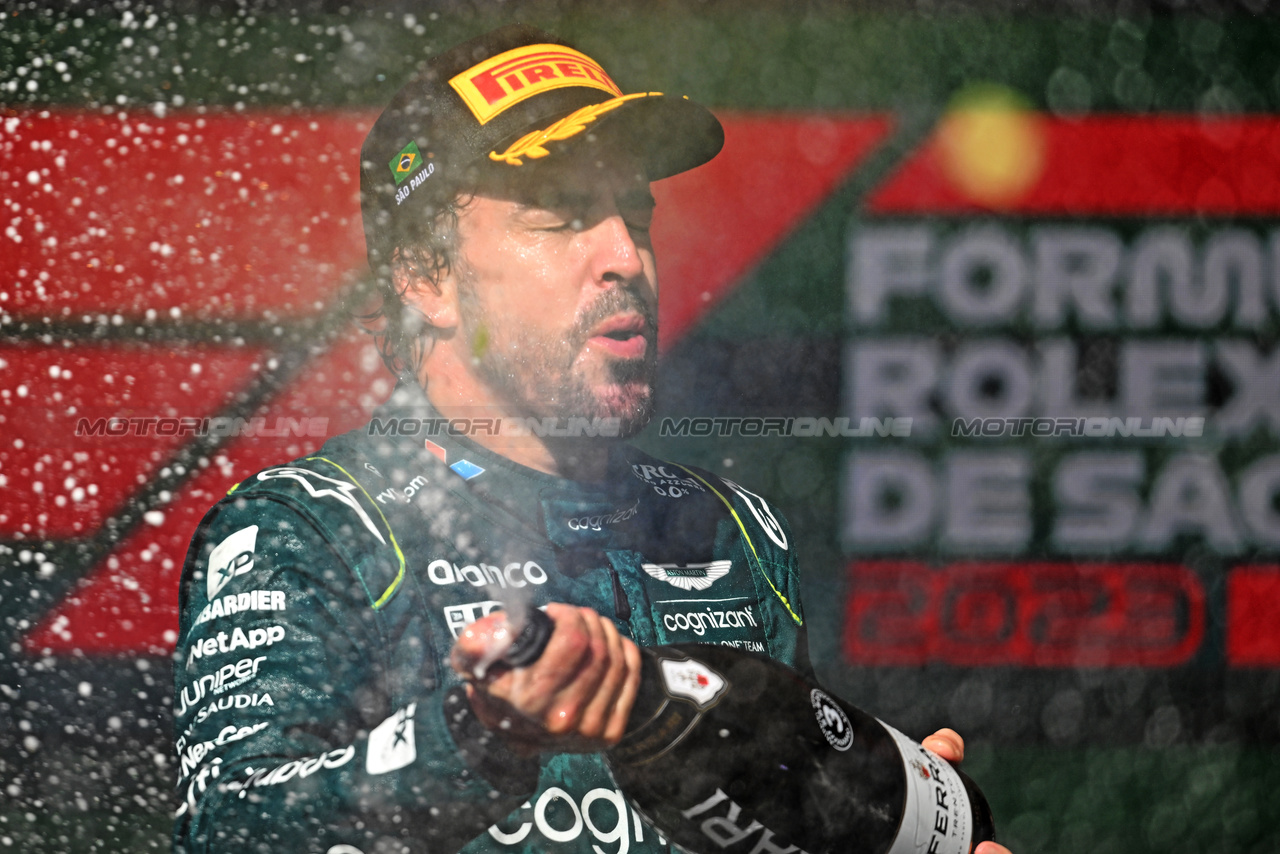 GP BRASILE, Fernando Alonso (ESP) Aston Martin F1 Team celebrates his third position on the podium.

05.11.2023. Formula 1 World Championship, Rd 21, Brazilian Grand Prix, Sao Paulo, Brazil, Gara Day.

- www.xpbimages.com, EMail: requests@xpbimages.com © Copyright: Price / XPB Images