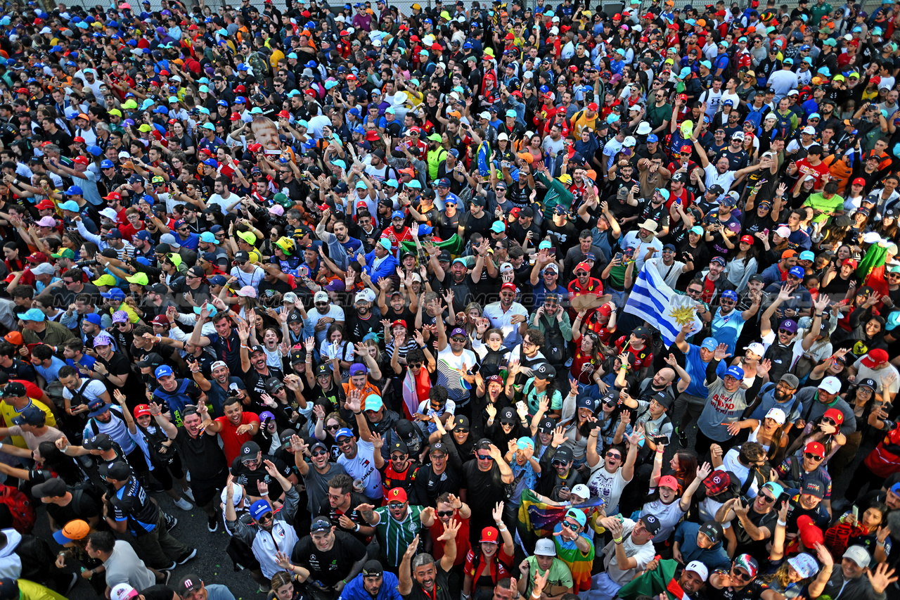 GP BRASILE, Circuit Atmosfera - fans at the podium.

05.11.2023. Formula 1 World Championship, Rd 21, Brazilian Grand Prix, Sao Paulo, Brazil, Gara Day.

- www.xpbimages.com, EMail: requests@xpbimages.com © Copyright: Price / XPB Images