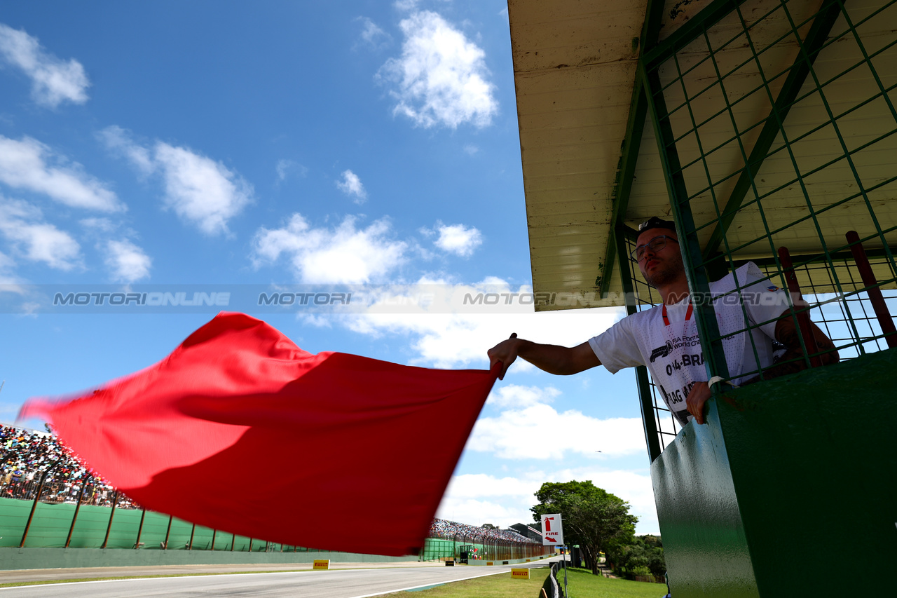 GP BRASILE, Circuit Atmosfera - marshal waves the red flag.

05.11.2023. Formula 1 World Championship, Rd 21, Brazilian Grand Prix, Sao Paulo, Brazil, Gara Day.

 - www.xpbimages.com, EMail: requests@xpbimages.com © Copyright: Coates / XPB Images
