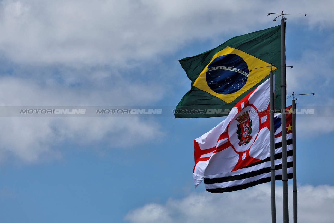 GP BRASILE, Circuit Atmosfera - flags.

05.11.2023. Formula 1 World Championship, Rd 21, Brazilian Grand Prix, Sao Paulo, Brazil, Gara Day.

- www.xpbimages.com, EMail: requests@xpbimages.com © Copyright: Staley / XPB Images