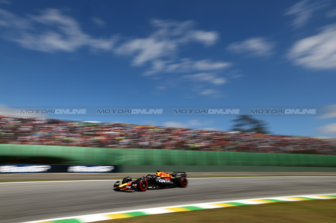 GP BRASILE, Max Verstappen (NLD) Red Bull Racing RB19.

05.11.2023. Formula 1 World Championship, Rd 21, Brazilian Grand Prix, Sao Paulo, Brazil, Gara Day.

 - www.xpbimages.com, EMail: requests@xpbimages.com © Copyright: Coates / XPB Images
