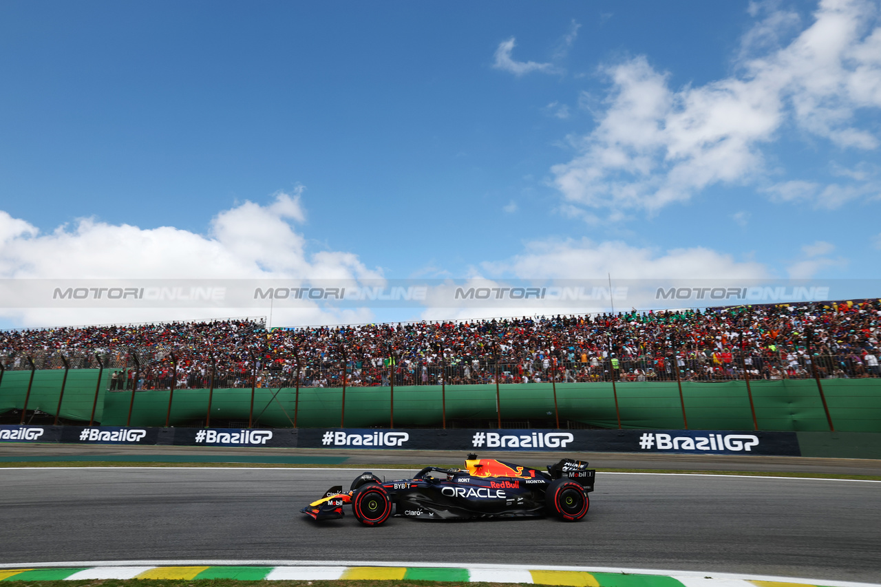 GP BRASILE, Max Verstappen (NLD) Red Bull Racing RB19.

05.11.2023. Formula 1 World Championship, Rd 21, Brazilian Grand Prix, Sao Paulo, Brazil, Gara Day.

 - www.xpbimages.com, EMail: requests@xpbimages.com © Copyright: Coates / XPB Images