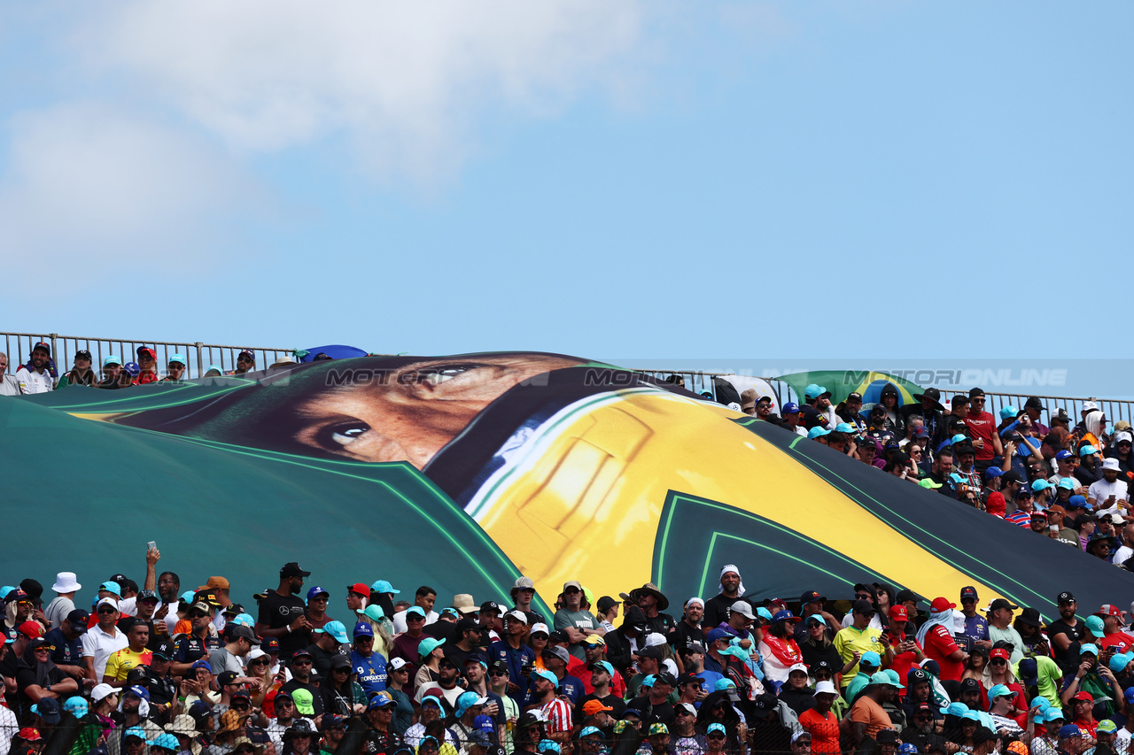 GP BRASILE, Circuit Atmosfera - Ayrton Senna flag with fans in the grandstand.

05.11.2023. Formula 1 World Championship, Rd 21, Brazilian Grand Prix, Sao Paulo, Brazil, Gara Day.

 - www.xpbimages.com, EMail: requests@xpbimages.com © Copyright: Coates / XPB Images