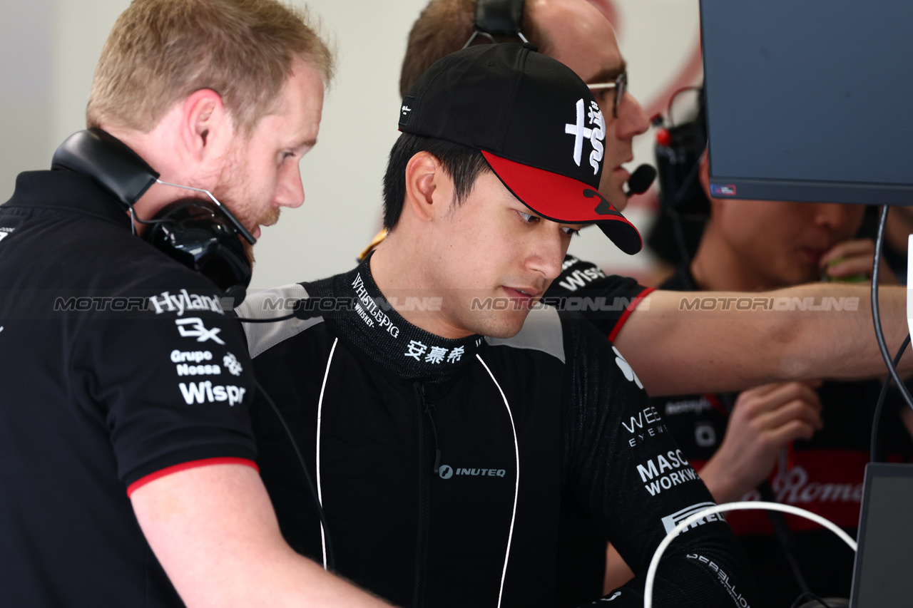 GP BRASILE, Zhou Guanyu (CHN) Alfa Romeo F1 Team.

05.11.2023. Formula 1 World Championship, Rd 21, Brazilian Grand Prix, Sao Paulo, Brazil, Gara Day.

 - www.xpbimages.com, EMail: requests@xpbimages.com © Copyright: Coates / XPB Images