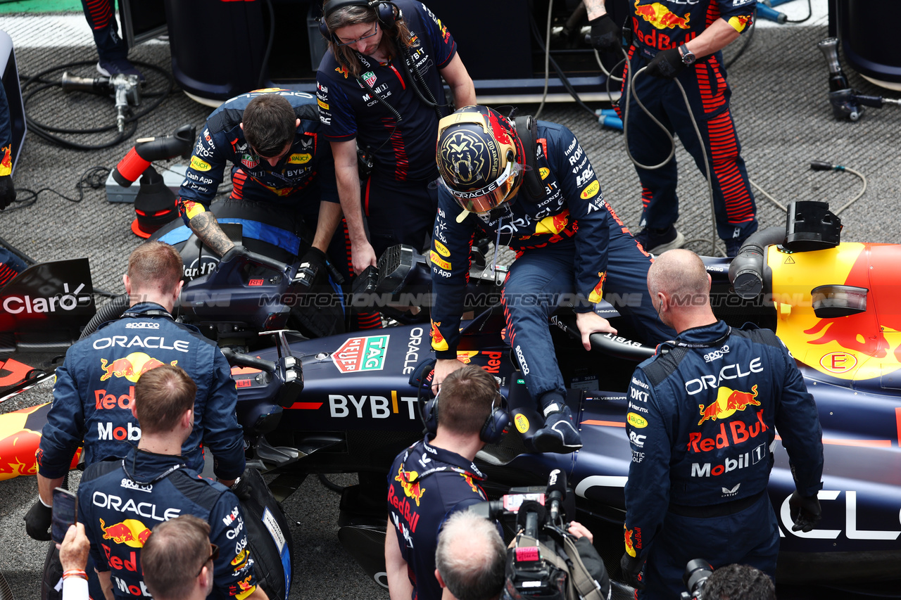 GP BRASILE, Max Verstappen (NLD) Red Bull Racing RB19 on the grid.

05.11.2023. Formula 1 World Championship, Rd 21, Brazilian Grand Prix, Sao Paulo, Brazil, Gara Day.

 - www.xpbimages.com, EMail: requests@xpbimages.com © Copyright: Coates / XPB Images