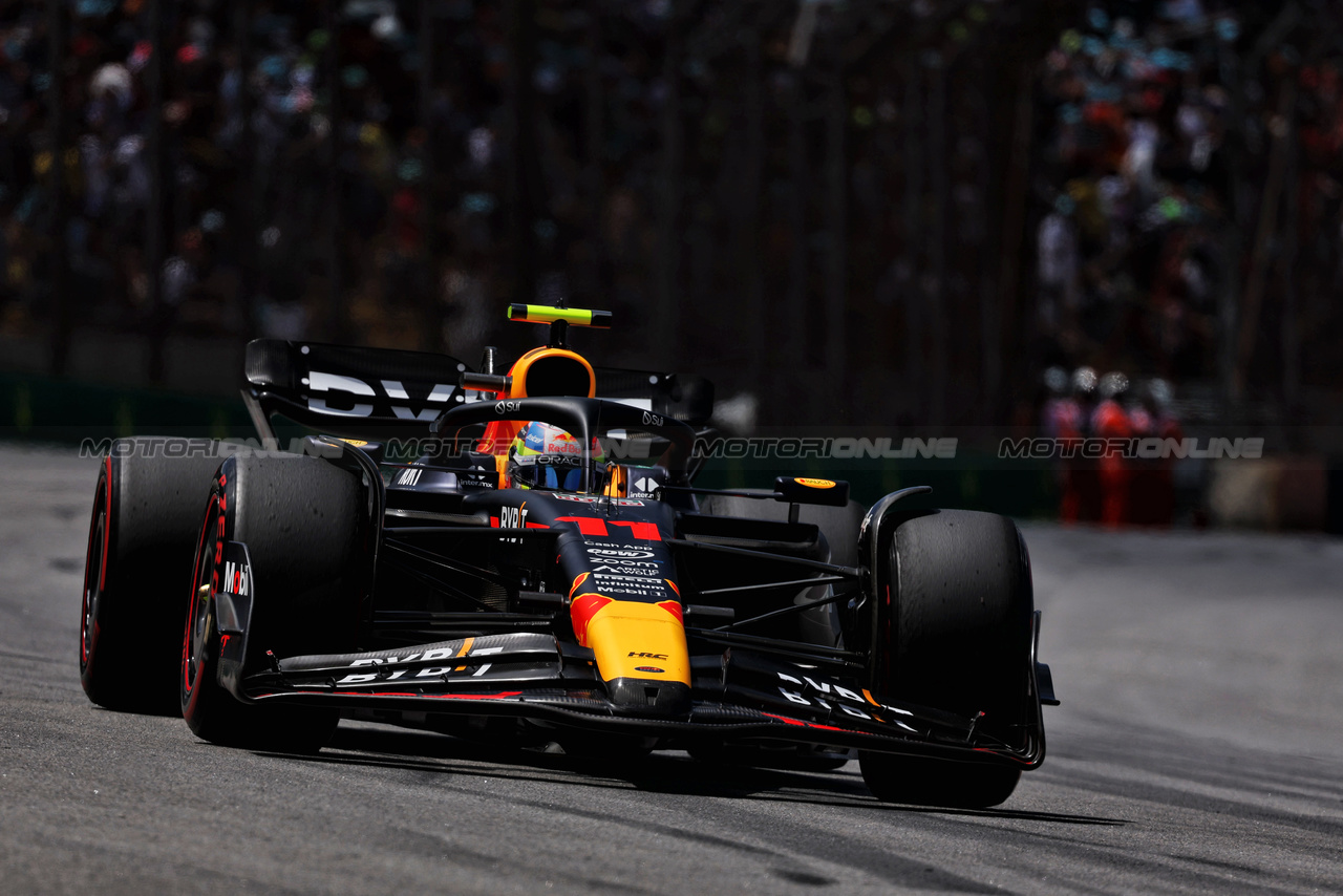 GP BRASILE, Sergio Perez (MEX) Red Bull Racing RB19.

05.11.2023. Formula 1 World Championship, Rd 21, Brazilian Grand Prix, Sao Paulo, Brazil, Gara Day.

- www.xpbimages.com, EMail: requests@xpbimages.com © Copyright: Staley / XPB Images