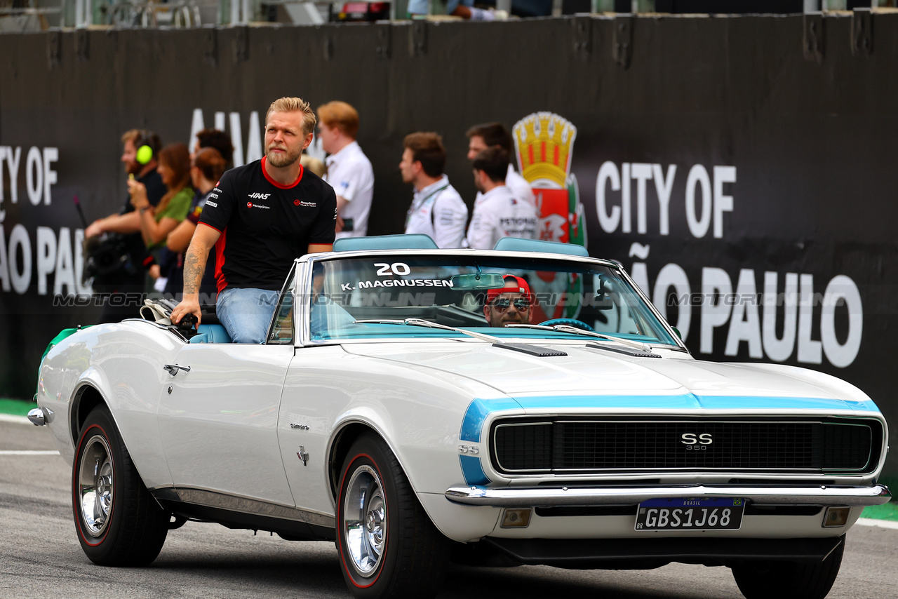 GP BRASILE, Kevin Magnussen (DEN) Haas F1 Team on the drivers' parade.

05.11.2023. Formula 1 World Championship, Rd 21, Brazilian Grand Prix, Sao Paulo, Brazil, Gara Day.

- www.xpbimages.com, EMail: requests@xpbimages.com © Copyright: XPB Images