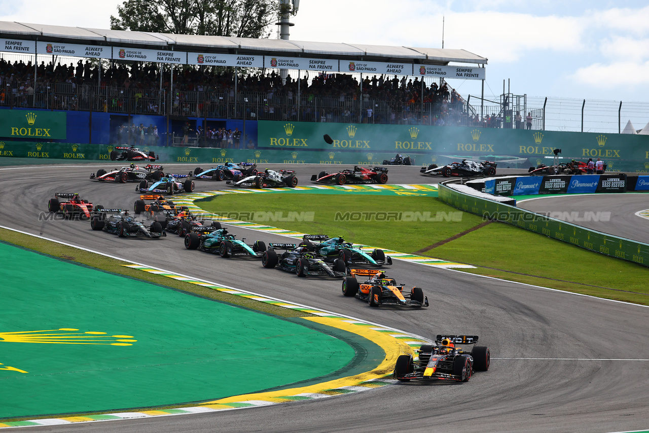 GP BRASILE, Max Verstappen (NLD) Red Bull Racing RB19 davanti a at the partenza of the race.

05.11.2023. Formula 1 World Championship, Rd 21, Brazilian Grand Prix, Sao Paulo, Brazil, Gara Day.

- www.xpbimages.com, EMail: requests@xpbimages.com © Copyright: XPB Images