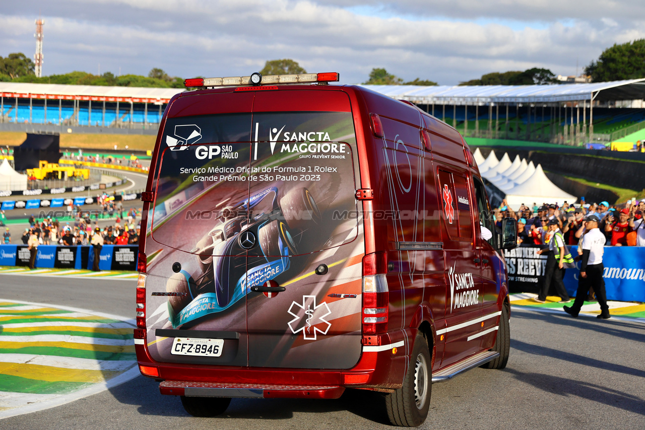 GP BRASILE, Lewis Hamilton (GBR) Mercedes AMG F1 leaves the circuit in an ambulance.

05.11.2023. Formula 1 World Championship, Rd 21, Brazilian Grand Prix, Sao Paulo, Brazil, Gara Day.

- www.xpbimages.com, EMail: requests@xpbimages.com © Copyright: XPB Images