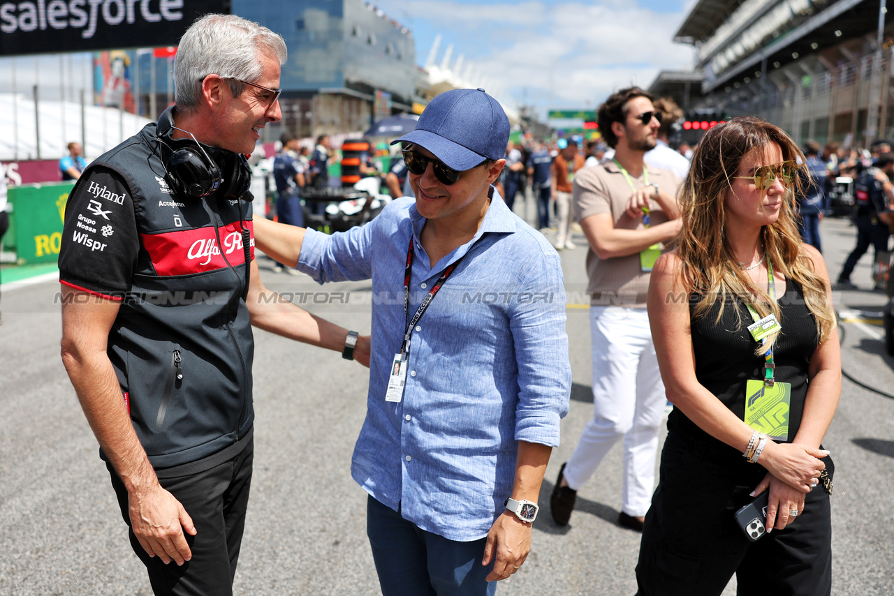 GP BRASILE, (L to R): Alessandro Alunni Bravi (ITA) Alfa Romeo F1 Team Managing Director e Team Representative on the grid with Felipe Massa (BRA) FIA Drivers' Commission President e Rafaela Bassi (BRA).

05.11.2023. Formula 1 World Championship, Rd 21, Brazilian Grand Prix, Sao Paulo, Brazil, Gara Day.

- www.xpbimages.com, EMail: requests@xpbimages.com © Copyright: Staley / XPB Images