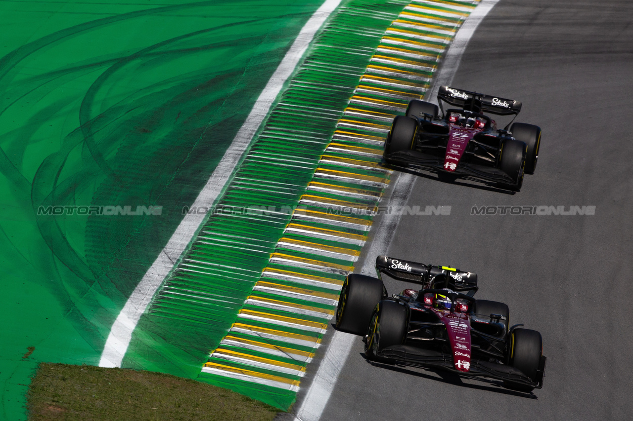 GP BRASILE, Zhou Guanyu (CHN) Alfa Romeo F1 Team C43.

05.11.2023. Formula 1 World Championship, Rd 21, Brazilian Grand Prix, Sao Paulo, Brazil, Gara Day.

- www.xpbimages.com, EMail: requests@xpbimages.com © Copyright: XPB Images