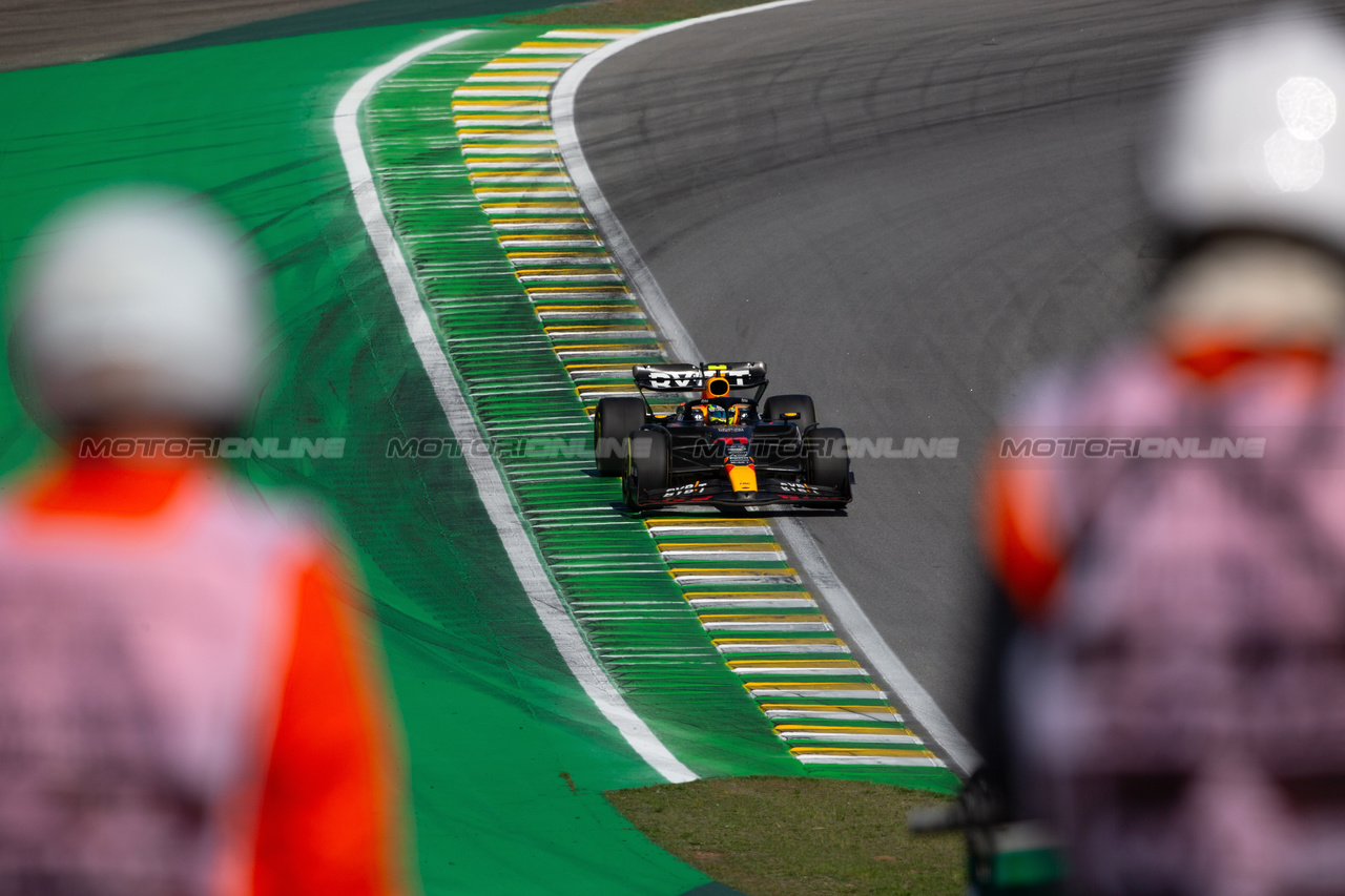 GP BRASILE, Sergio Perez (MEX) Red Bull Racing RB19.

05.11.2023. Formula 1 World Championship, Rd 21, Brazilian Grand Prix, Sao Paulo, Brazil, Gara Day.

- www.xpbimages.com, EMail: requests@xpbimages.com © Copyright: XPB Images