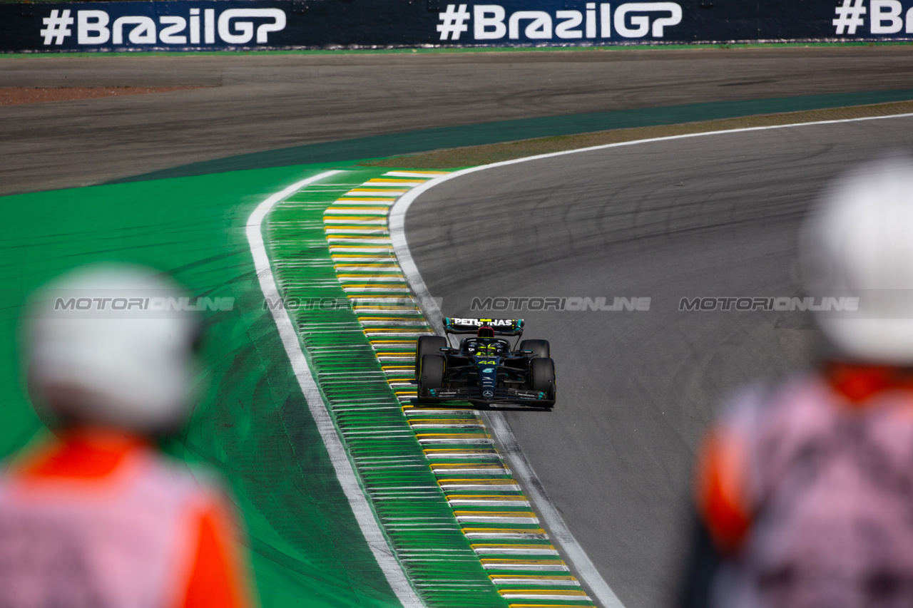 GP BRASILE, Lewis Hamilton (GBR) Mercedes AMG F1 W14.

05.11.2023. Formula 1 World Championship, Rd 21, Brazilian Grand Prix, Sao Paulo, Brazil, Gara Day.

- www.xpbimages.com, EMail: requests@xpbimages.com © Copyright: XPB Images