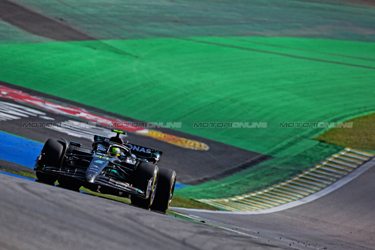 GP BRASILE, Lewis Hamilton (GBR) Mercedes AMG F1 W14.

05.11.2023. Formula 1 World Championship, Rd 21, Brazilian Grand Prix, Sao Paulo, Brazil, Gara Day.

- www.xpbimages.com, EMail: requests@xpbimages.com © Copyright: XPB Images