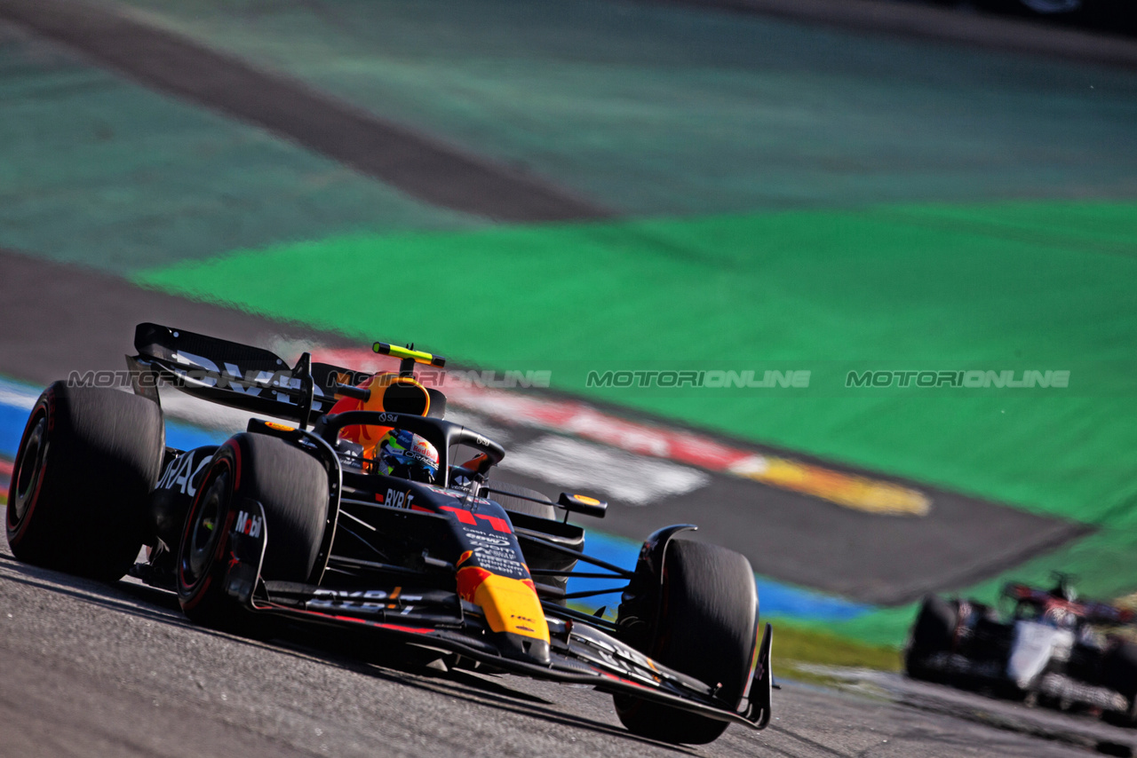 GP BRASILE, Sergio Perez (MEX) Red Bull Racing RB19.

05.11.2023. Formula 1 World Championship, Rd 21, Brazilian Grand Prix, Sao Paulo, Brazil, Gara Day.

- www.xpbimages.com, EMail: requests@xpbimages.com © Copyright: XPB Images