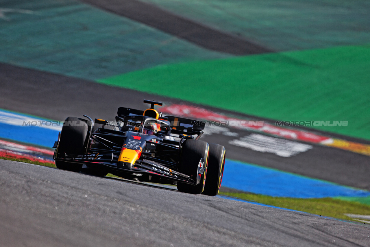 GP BRASILE, Max Verstappen (NLD) Red Bull Racing RB19.

05.11.2023. Formula 1 World Championship, Rd 21, Brazilian Grand Prix, Sao Paulo, Brazil, Gara Day.

- www.xpbimages.com, EMail: requests@xpbimages.com © Copyright: XPB Images