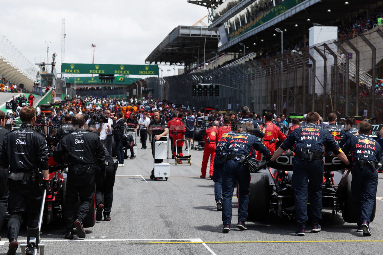 GP BRASILE, griglia Atmosfera.

05.11.2023. Formula 1 World Championship, Rd 21, Brazilian Grand Prix, Sao Paulo, Brazil, Gara Day.

- www.xpbimages.com, EMail: requests@xpbimages.com © Copyright: Staley / XPB Images