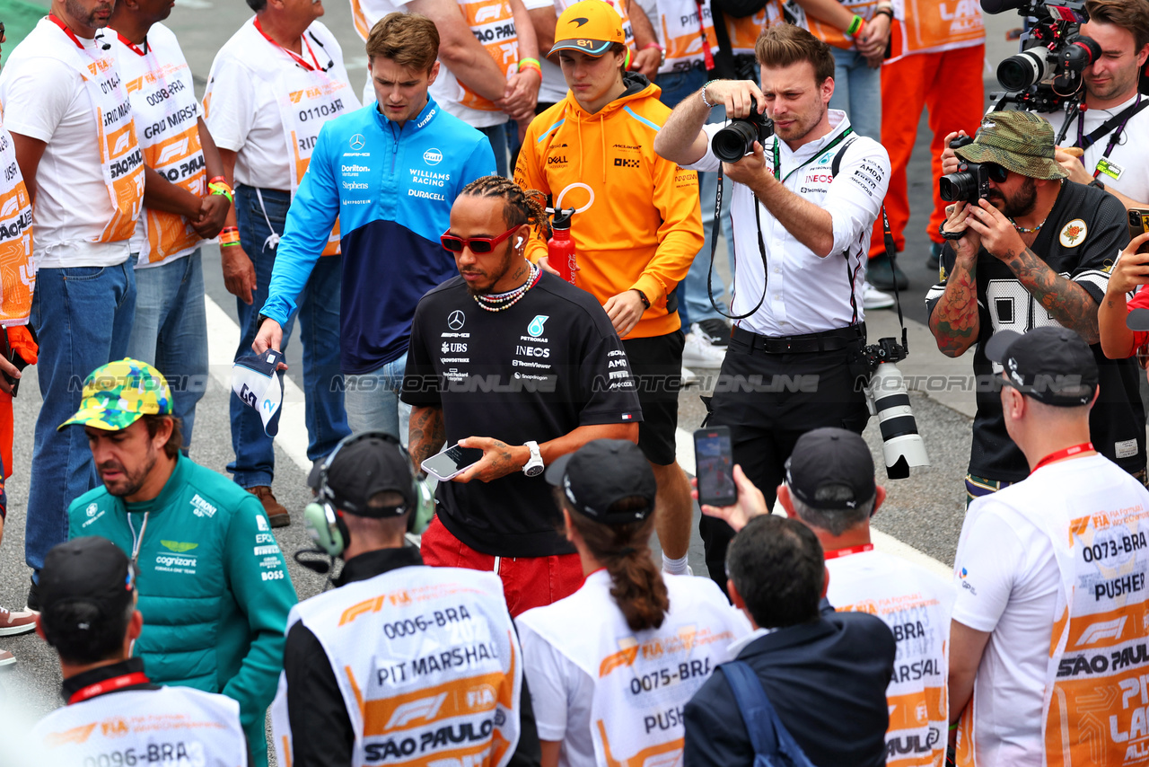 GP BRASILE, Lewis Hamilton (GBR) Mercedes AMG F1 on the drivers' parade.

05.11.2023. Formula 1 World Championship, Rd 21, Brazilian Grand Prix, Sao Paulo, Brazil, Gara Day.

 - www.xpbimages.com, EMail: requests@xpbimages.com © Copyright: Coates / XPB Images