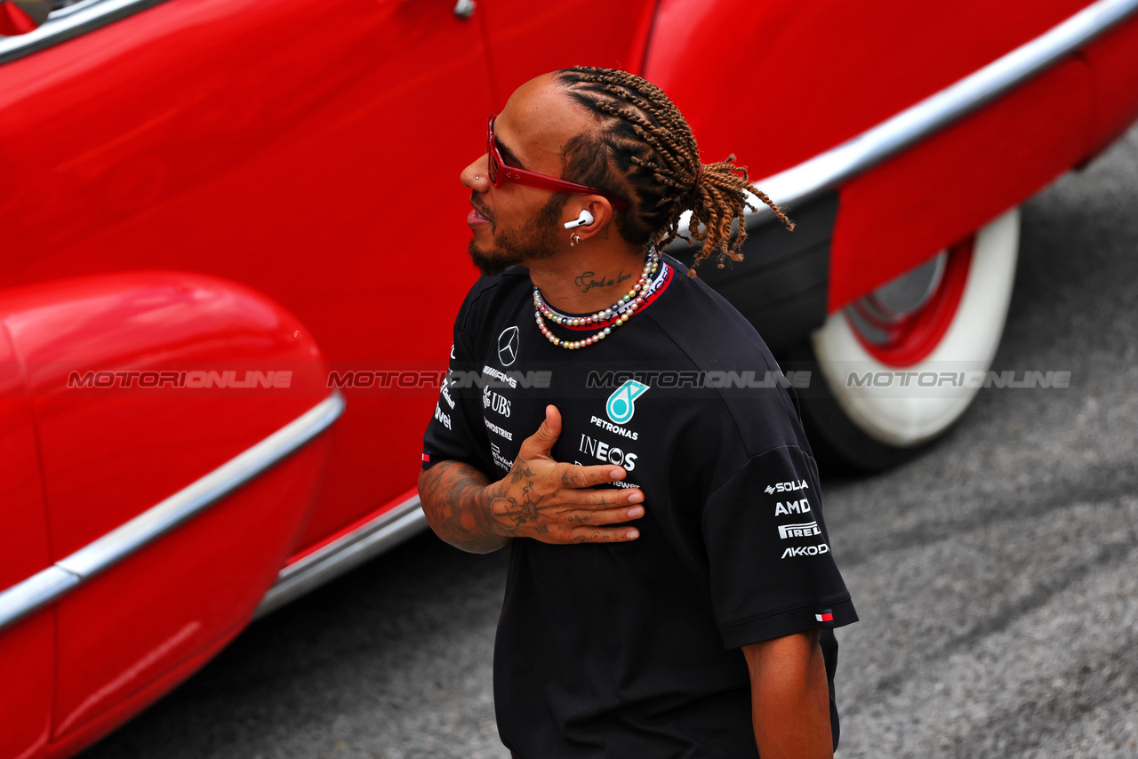 GP BRASILE, Lewis Hamilton (GBR) Mercedes AMG F1 on the drivers' parade.

05.11.2023. Formula 1 World Championship, Rd 21, Brazilian Grand Prix, Sao Paulo, Brazil, Gara Day.

 - www.xpbimages.com, EMail: requests@xpbimages.com © Copyright: Coates / XPB Images