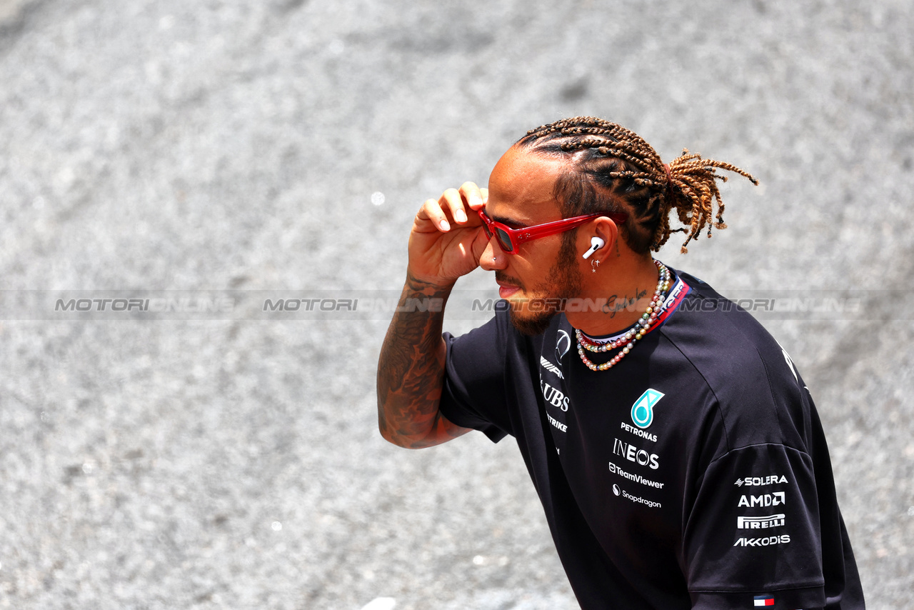 GP BRASILE, Lewis Hamilton (GBR) Mercedes AMG F1 on the drivers' parade.

05.11.2023. Formula 1 World Championship, Rd 21, Brazilian Grand Prix, Sao Paulo, Brazil, Gara Day.

 - www.xpbimages.com, EMail: requests@xpbimages.com © Copyright: Coates / XPB Images