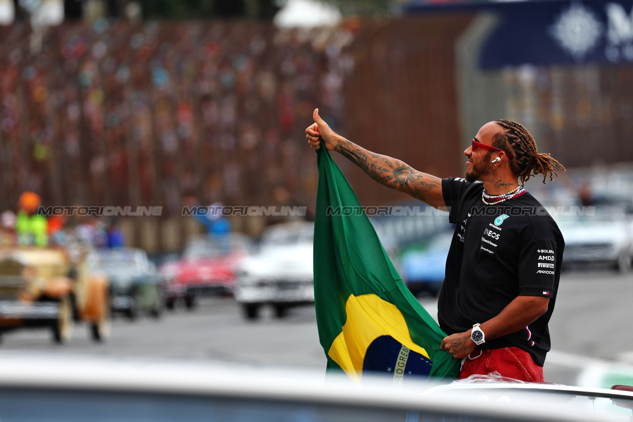 GP BRASILE, Lewis Hamilton (GBR) Mercedes AMG F1 on the drivers' parade.

05.11.2023. Formula 1 World Championship, Rd 21, Brazilian Grand Prix, Sao Paulo, Brazil, Gara Day.

 - www.xpbimages.com, EMail: requests@xpbimages.com © Copyright: Coates / XPB Images
