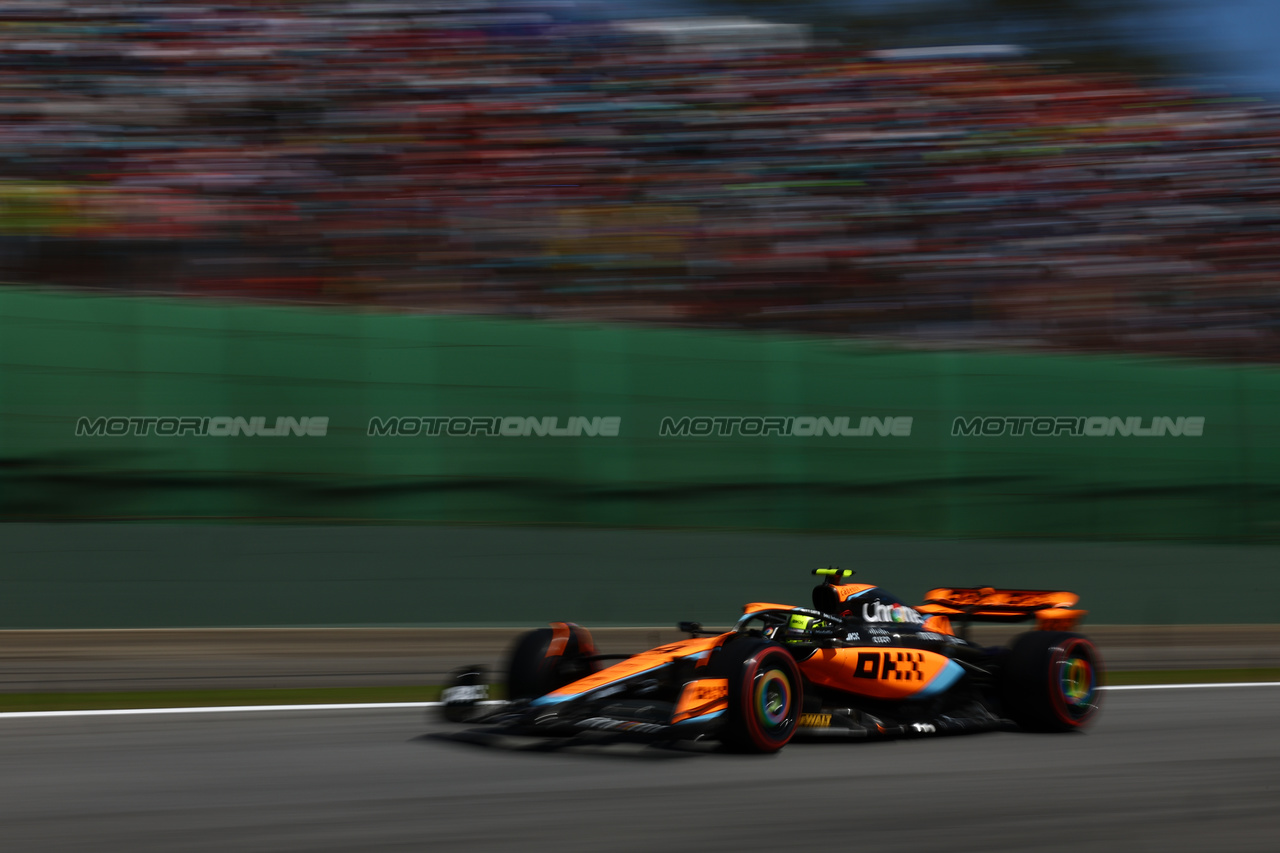 GP BRASILE, Lando Norris (GBR) McLaren MCL60.

05.11.2023. Formula 1 World Championship, Rd 21, Brazilian Grand Prix, Sao Paulo, Brazil, Gara Day.

 - www.xpbimages.com, EMail: requests@xpbimages.com © Copyright: Coates / XPB Images