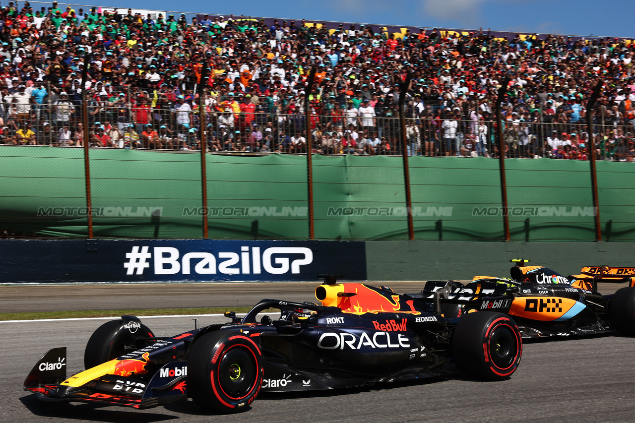 GP BRASILE, Max Verstappen (NLD) Red Bull Racing RB19 e Lando Norris (GBR) McLaren MCL60.

05.11.2023. Formula 1 World Championship, Rd 21, Brazilian Grand Prix, Sao Paulo, Brazil, Gara Day.

 - www.xpbimages.com, EMail: requests@xpbimages.com © Copyright: Coates / XPB Images