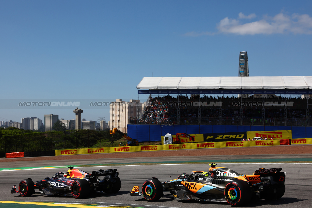 GP BRASILE, Max Verstappen (NLD) Red Bull Racing RB19 e Lando Norris (GBR) McLaren MCL60.

05.11.2023. Formula 1 World Championship, Rd 21, Brazilian Grand Prix, Sao Paulo, Brazil, Gara Day.

 - www.xpbimages.com, EMail: requests@xpbimages.com © Copyright: Coates / XPB Images