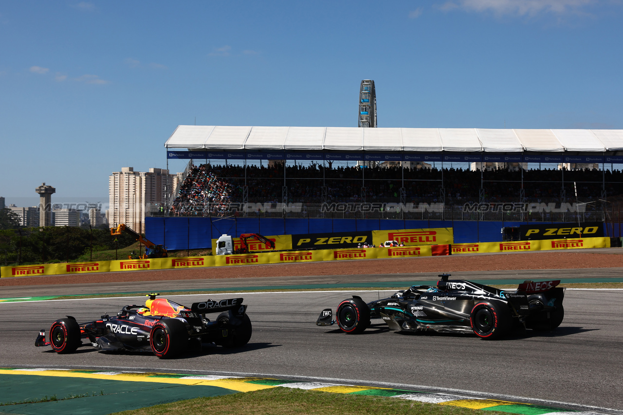 GP BRASILE, George Russell (GBR) Mercedes AMG F1 W14 e Sergio Perez (MEX) Red Bull Racing RB19.

05.11.2023. Formula 1 World Championship, Rd 21, Brazilian Grand Prix, Sao Paulo, Brazil, Gara Day.

 - www.xpbimages.com, EMail: requests@xpbimages.com © Copyright: Coates / XPB Images