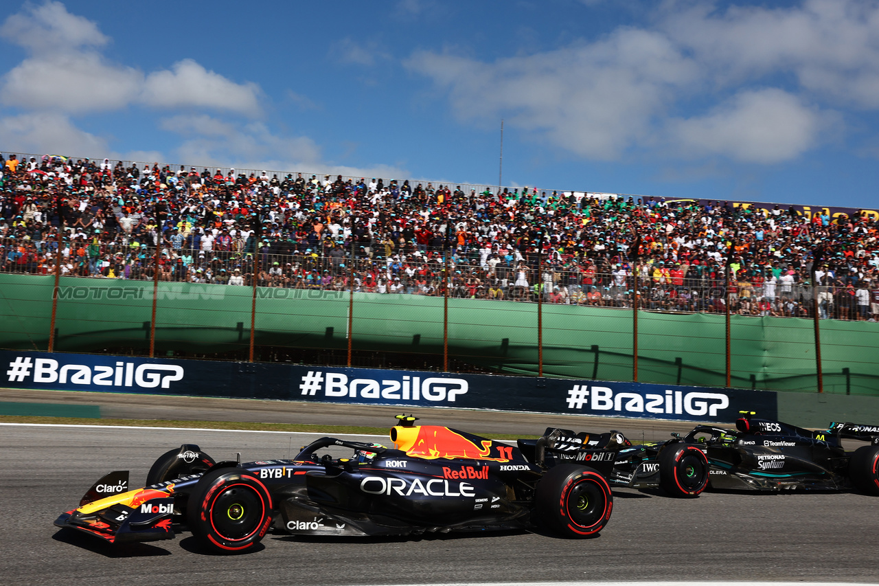 GP BRASILE, Sergio Perez (MEX) Red Bull Racing RB19 e Lewis Hamilton (GBR) Mercedes AMG F1 W14.

05.11.2023. Formula 1 World Championship, Rd 21, Brazilian Grand Prix, Sao Paulo, Brazil, Gara Day.

 - www.xpbimages.com, EMail: requests@xpbimages.com © Copyright: Coates / XPB Images