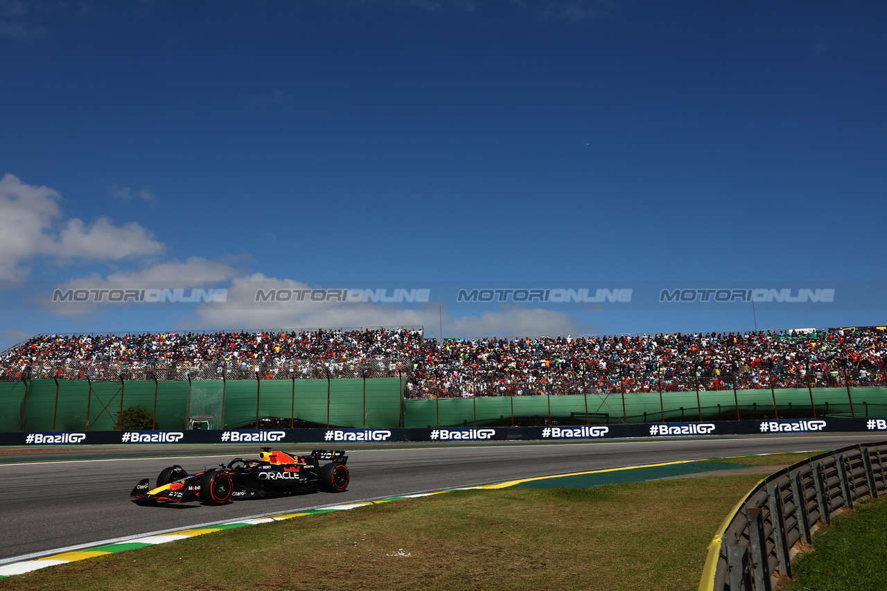GP BRASILE, Max Verstappen (NLD) Red Bull Racing RB19.

05.11.2023. Formula 1 World Championship, Rd 21, Brazilian Grand Prix, Sao Paulo, Brazil, Gara Day.

 - www.xpbimages.com, EMail: requests@xpbimages.com © Copyright: Coates / XPB Images